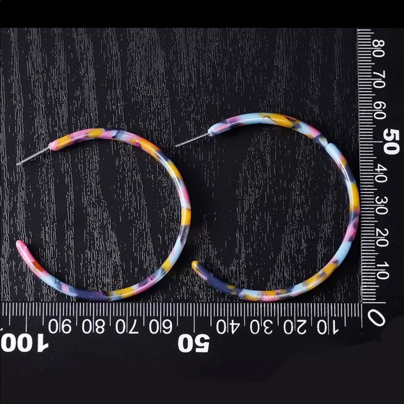 3/$30🖤 Tortoise Acrylic Hoop Earrings - Picture 3 of 6